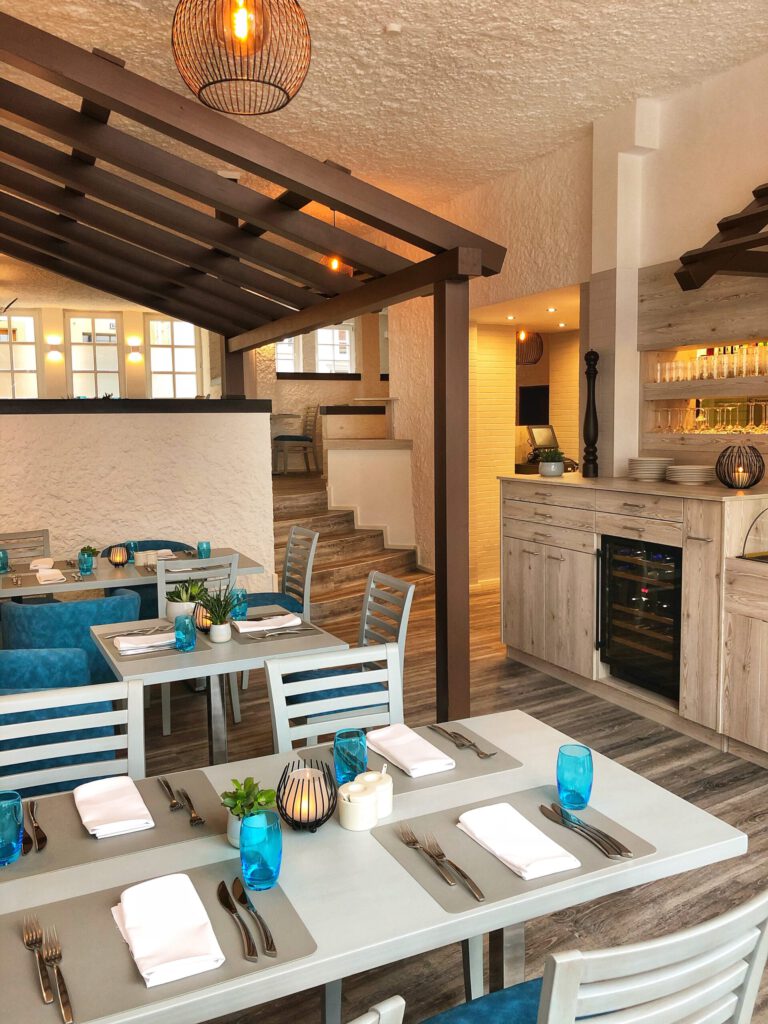 Innenraum der Taverna Korfu in Marburg mit gedeckten Tischen, mediterraner Einrichtung und warmem Licht